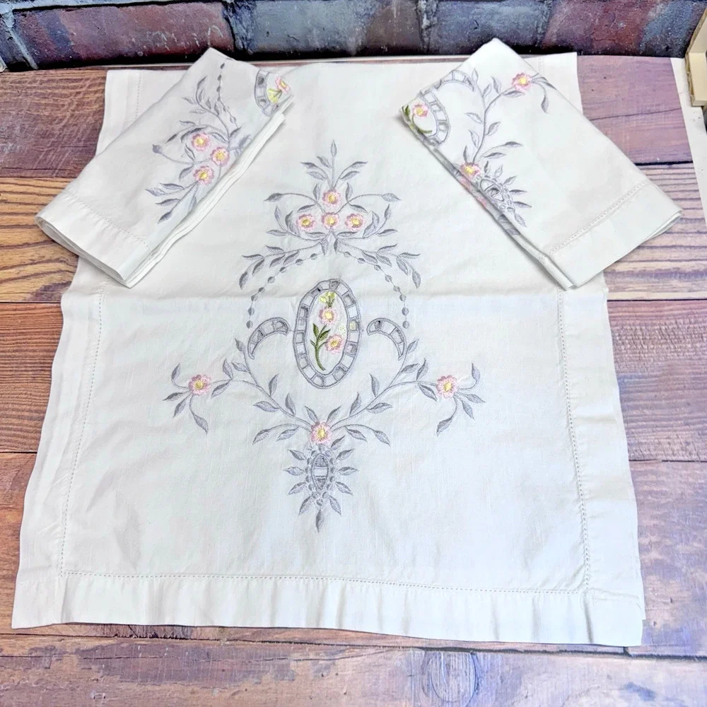 Vintage Set Embroidered Linen Table Runner w 2 Napkins Gray Pink Floral Eyelet‎